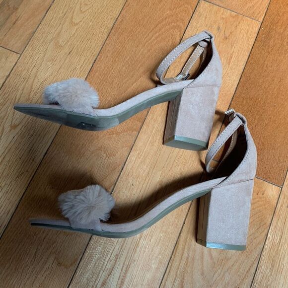 Report EUC pink/nude fuzzy peep toe high heel sandals Size 6 - Picture 4 of 7